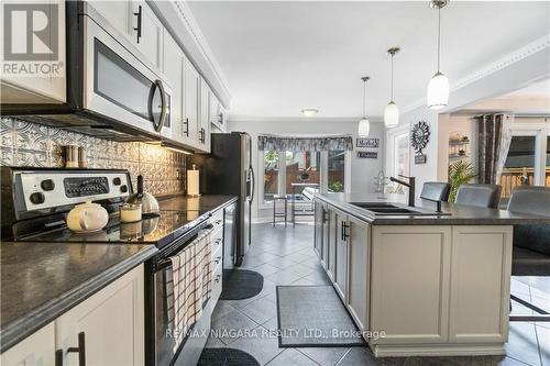 10 Meadowbrook Lane, Pelham, ON - Indoor Photo Showing Kitchen With Upgraded Kitchen