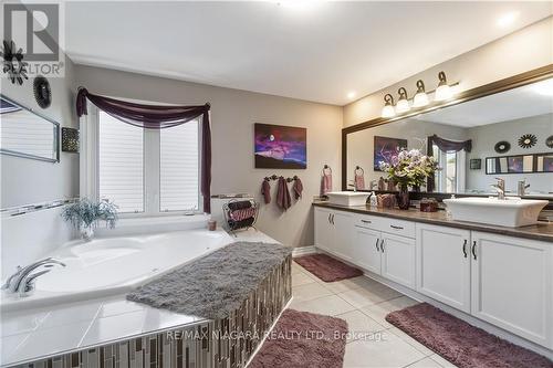 10 Meadowbrook Lane, Pelham, ON - Indoor Photo Showing Bathroom