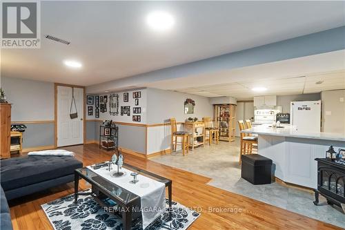 10 Meadowbrook Lane, Pelham, ON - Indoor Photo Showing Living Room