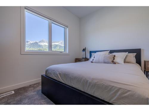 103 - 800 Riverside Way, Fernie, BC - Indoor Photo Showing Bedroom