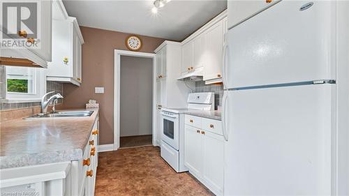 194 6Th Street, Hanover, ON - Indoor Photo Showing Kitchen With Double Sink