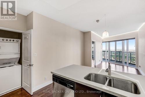 4607 - 60 Absolute Avenue, Mississauga, ON - Indoor Photo Showing Laundry Room