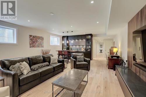 37 Oakwood Avenue N, Mississauga, ON - Indoor Photo Showing Living Room