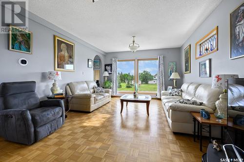 124 Donovel Crescent, Regina Beach, SK - Indoor Photo Showing Living Room