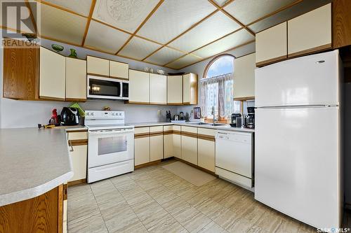 124 Donovel Crescent, Regina Beach, SK - Indoor Photo Showing Kitchen With Double Sink