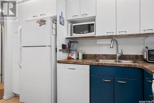 408 525 3Rd Avenue N, Saskatoon, SK - Indoor Photo Showing Kitchen With Double Sink