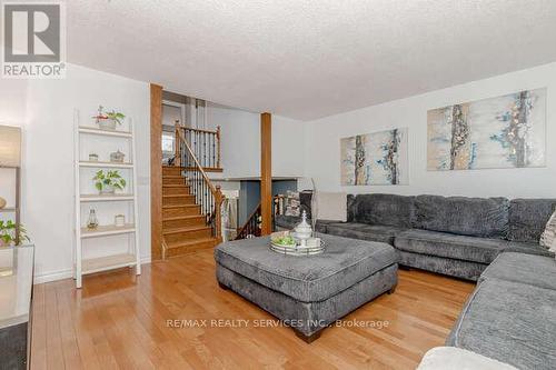 32 Simmons Boulevard, Brampton, ON - Indoor Photo Showing Living Room