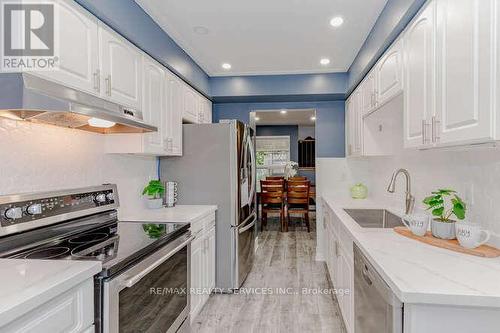 32 Simmons Boulevard, Brampton, ON - Indoor Photo Showing Kitchen With Upgraded Kitchen