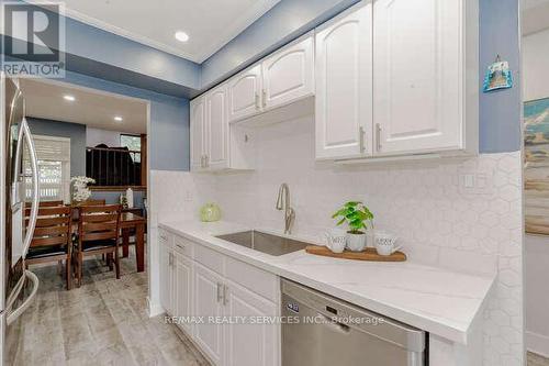 32 Simmons Boulevard, Brampton, ON - Indoor Photo Showing Kitchen