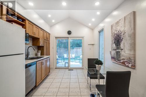 2120 Madden Boulevard, Oakville, ON - Indoor Photo Showing Kitchen