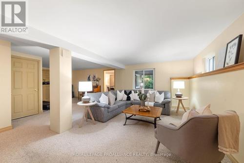 3343 Baker Road N, Hamilton Township, ON - Indoor Photo Showing Living Room