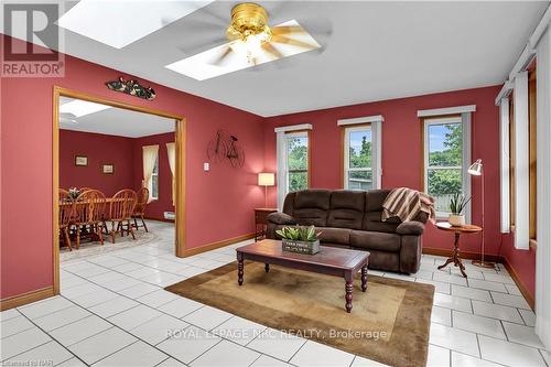 16 Dobbie Road, Thorold, ON - Indoor Photo Showing Living Room