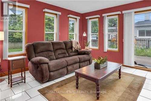 16 Dobbie Road, Thorold, ON - Indoor Photo Showing Living Room