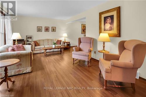 16 Dobbie Road, Thorold, ON - Indoor Photo Showing Living Room