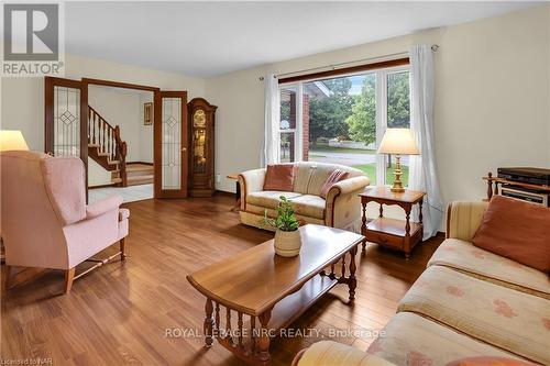 16 Dobbie Road, Thorold, ON - Indoor Photo Showing Living Room