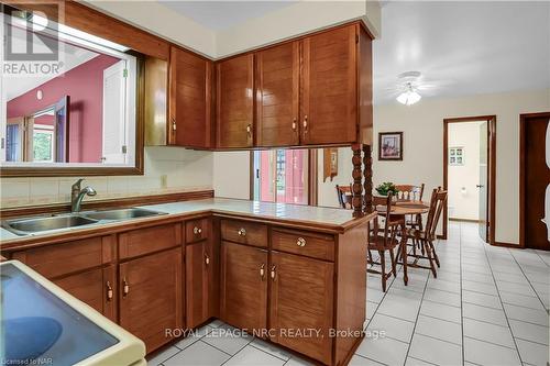 16 Dobbie Road, Thorold, ON - Indoor Photo Showing Kitchen With Double Sink