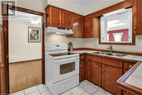 16 Dobbie Road, Thorold, ON - Indoor Photo Showing Kitchen With Double Sink