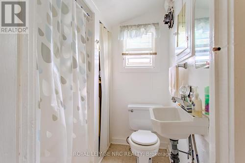 16 Lincoln Road E, Fort Erie, ON - Indoor Photo Showing Bathroom
