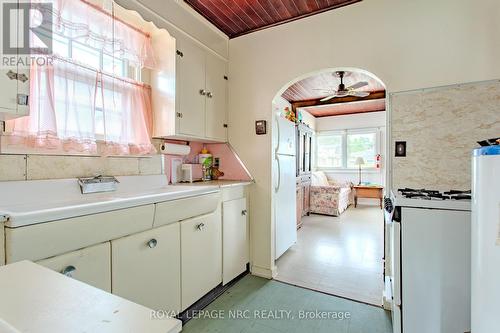 16 Lincoln Road E, Fort Erie, ON - Indoor Photo Showing Bathroom