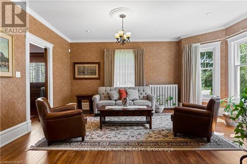 110 Main Street E, Grimsby, ON - Indoor Photo Showing Living Room