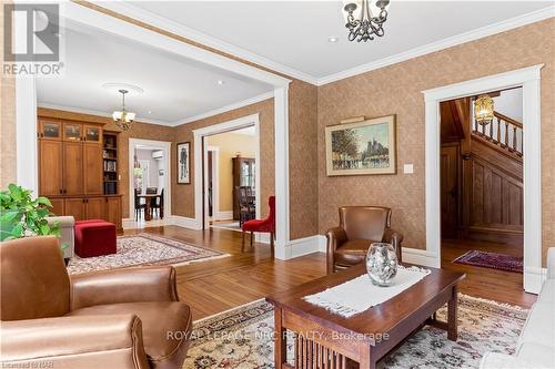 110 Main Street E, Grimsby, ON - Indoor Photo Showing Living Room