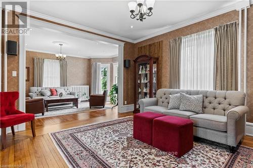 110 Main Street E, Grimsby, ON - Indoor Photo Showing Living Room