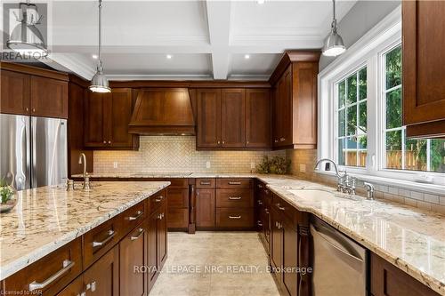 110 Main Street E, Grimsby, ON - Indoor Photo Showing Kitchen With Upgraded Kitchen