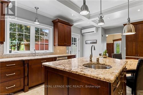 110 Main Street E, Grimsby, ON - Indoor Photo Showing Kitchen With Upgraded Kitchen