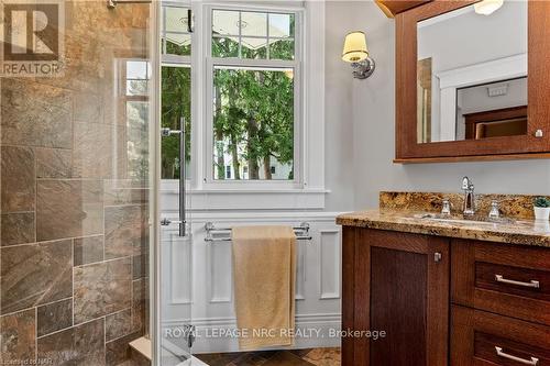 110 Main Street E, Grimsby, ON - Indoor Photo Showing Bathroom