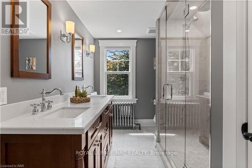 110 Main Street E, Grimsby, ON - Indoor Photo Showing Bathroom