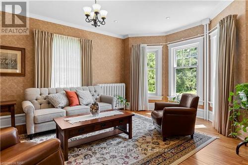 110 Main Street E, Grimsby, ON - Indoor Photo Showing Living Room