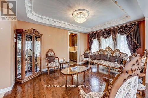 28 Linacre Drive, Richmond Hill (Oak Ridges), ON - Indoor Photo Showing Living Room