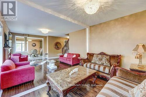 28 Linacre Drive, Richmond Hill (Oak Ridges), ON - Indoor Photo Showing Living Room