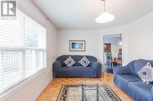 157 Manorheights Street, Richmond Hill, ON - Indoor Photo Showing Living Room