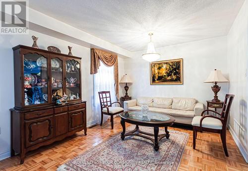 157 Manorheights Street, Richmond Hill, ON - Indoor Photo Showing Living Room