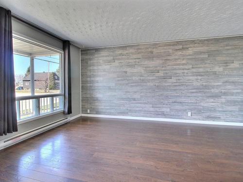 Living room - 53 Rue Principale N., Saint-Bruno-De-Guigues, QC - Indoor Photo Showing Other Room