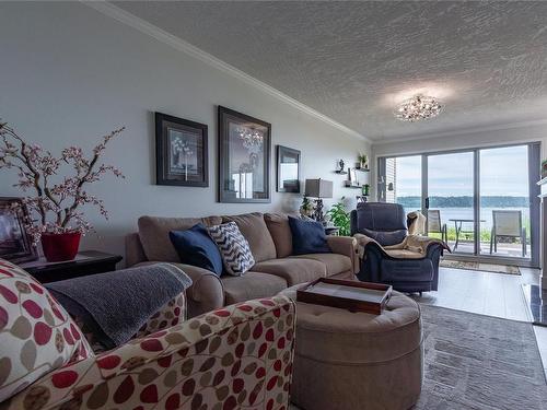 110-87 Island Hwy South, Campbell River, BC - Indoor Photo Showing Living Room