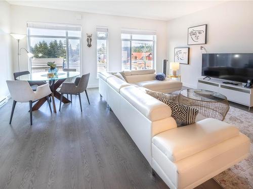 304-707 Treanor Ave, Langford, BC - Indoor Photo Showing Living Room