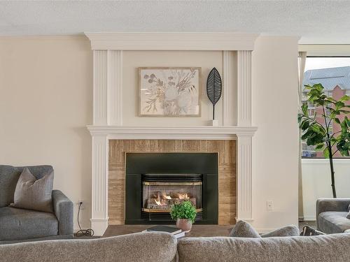 702-640 Montreal St, Victoria, BC - Indoor Photo Showing Living Room With Fireplace