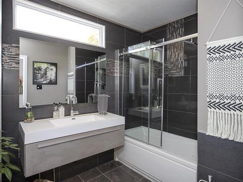 213 Marks Street S, Thunder Bay, ON - Indoor Photo Showing Bathroom