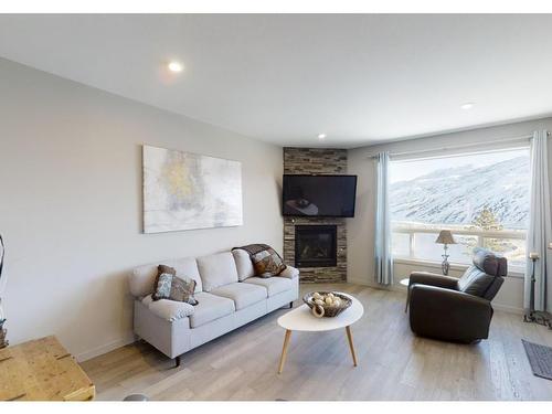 2200 Doubletree Cres, Kamloops, BC - Indoor Photo Showing Living Room With Fireplace