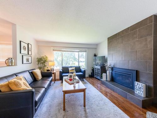 720 Gleneagles Drive, Kamloops, BC - Indoor Photo Showing Living Room With Fireplace