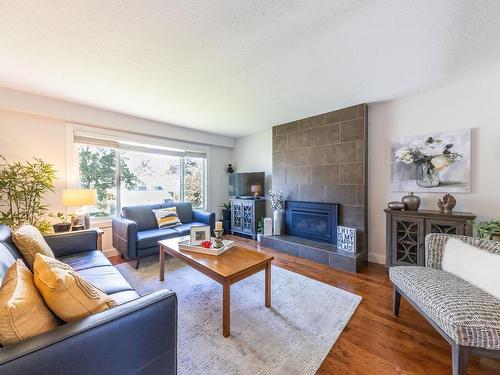 720 Gleneagles Drive, Kamloops, BC - Indoor Photo Showing Living Room With Fireplace