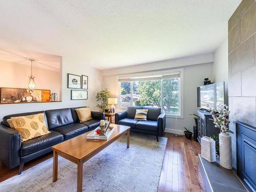 720 Gleneagles Drive, Kamloops, BC - Indoor Photo Showing Living Room