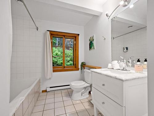 Bathroom - 1307 Rue Du Sous-Bois, Mont-Blanc, QC - Indoor Photo Showing Bathroom