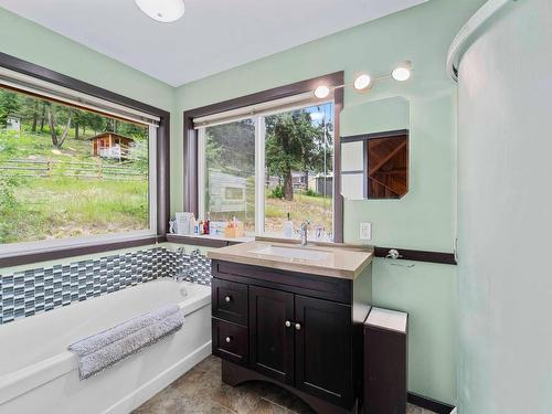 8585 Westsyde Rd, Kamloops, BC - Indoor Photo Showing Bathroom