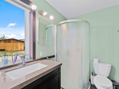 8585 Westsyde Rd, Kamloops, BC - Indoor Photo Showing Bathroom