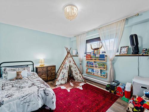 8585 Westsyde Rd, Kamloops, BC - Indoor Photo Showing Bedroom