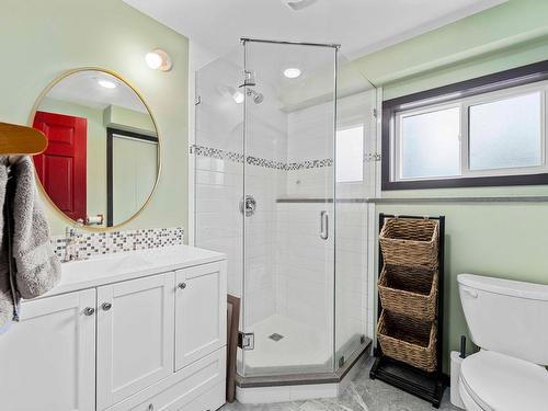 8585 Westsyde Rd, Kamloops, BC - Indoor Photo Showing Bathroom