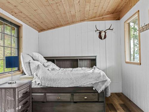 8585 Westsyde Rd, Kamloops, BC - Indoor Photo Showing Bedroom